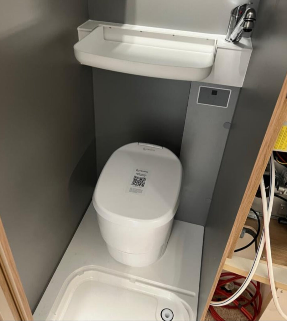 Separačná toaleta "OGO" s integrovaným elektrickým miešadlom